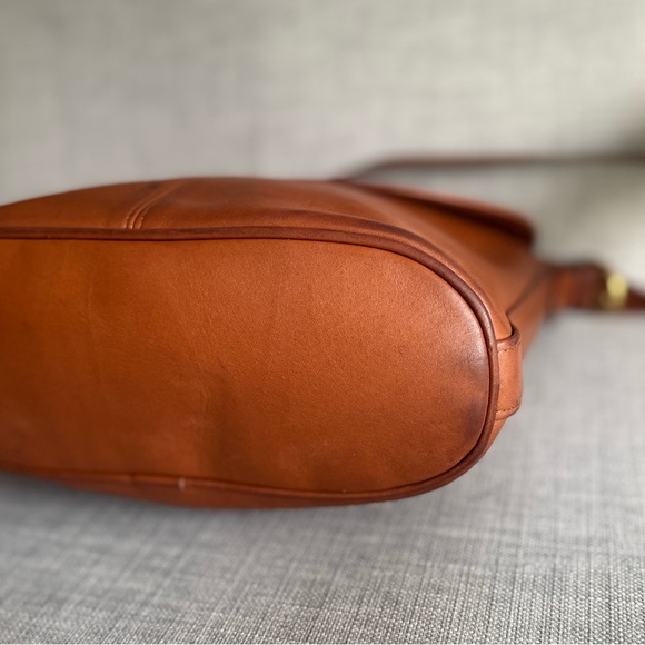 Vintage Coach Whitney Bag in British Tan From 1995 - Picture 9 of 10